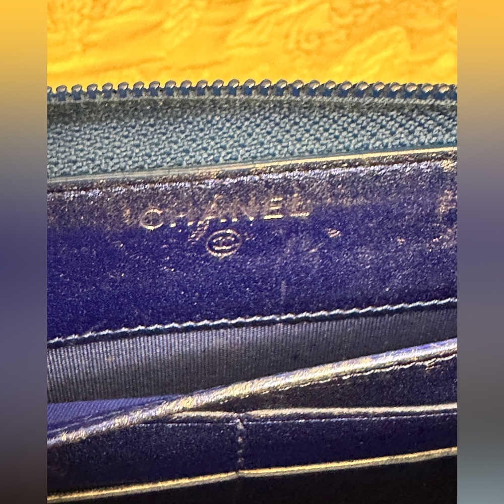 AUTHENTIC: CHANEL Boy Patent Leather Zippy Wallet - full inclusion - Picture 11 of 15